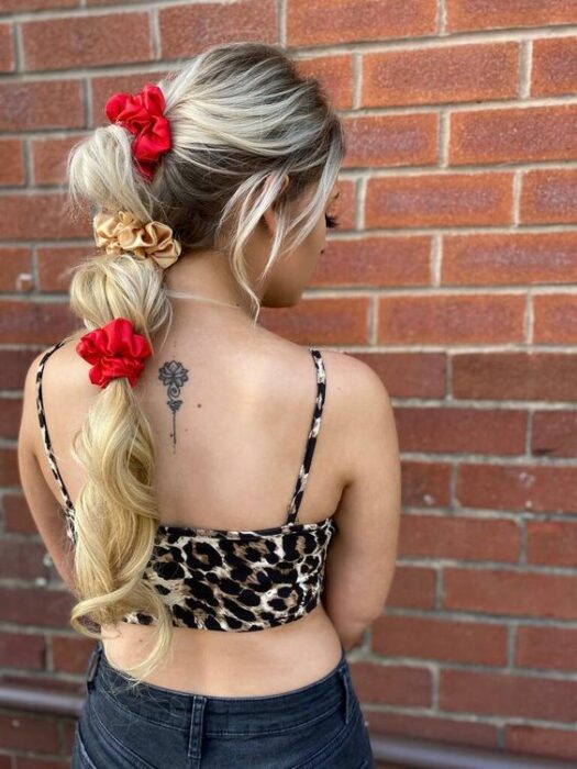 Chica usando scrunchies de diferentes colores