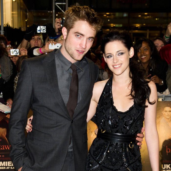 Robert Pattinson y Kristen Stewart abrazados durante la premier de la película Luna Nueva