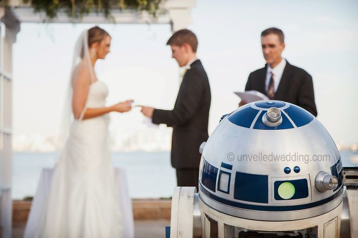 Novios recibiendo los anillos de parte de un robot R2D2 de Star Wars
