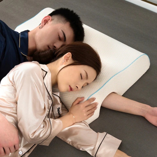 Pareja de novios durmiendo de cucharita