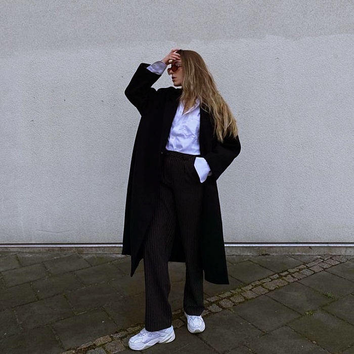 chica, cabello largo, corto, rubio, oscuro, negro, recogido usando un top blanco, negro, nude, beige, jeans, pantalones negros, tenis, botas, tacones, lentes de sol, bolso, chamarra, gabardina, cuero