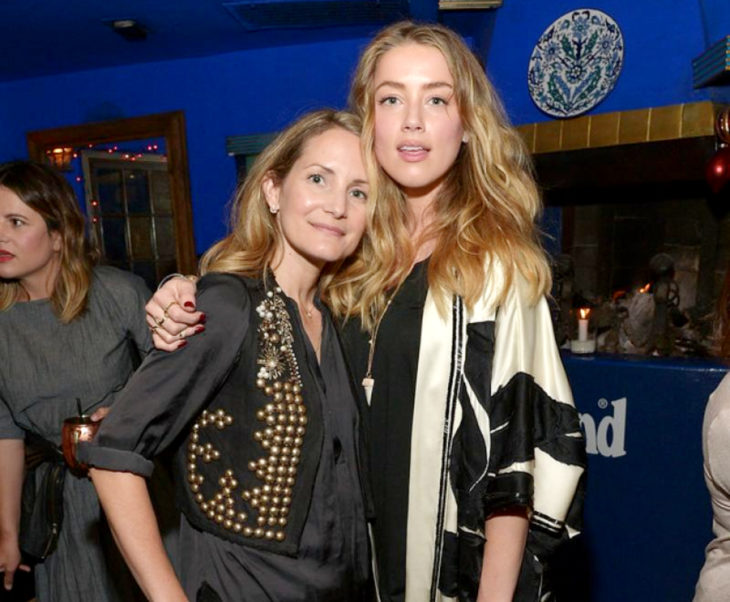 Estilista Samantha McMillen y actriz Amber Heard; mujeres abrazadas
