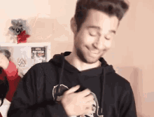 gif de un chico presumiendo