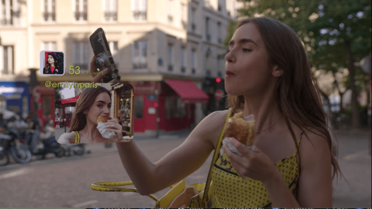 Escena de Emily en París comiéndose un pan