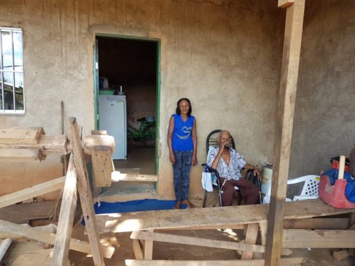 Pareja de abuelitos recargada en una pared