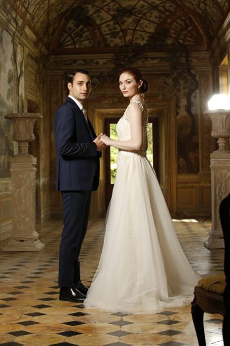 Escena de la película Amor. Boda. Azar, novios entrando a la iglesia tomados de las manos