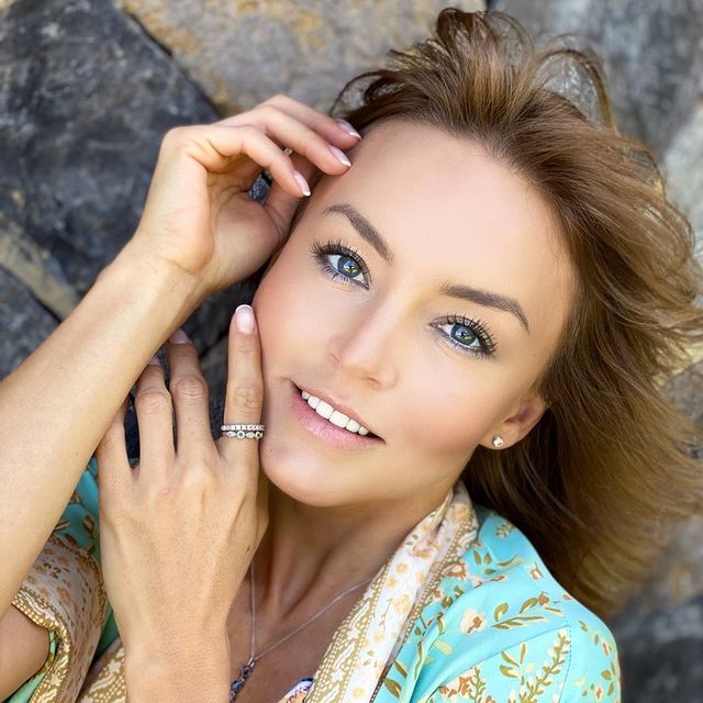 Angelique Boyer posando para una fotografía