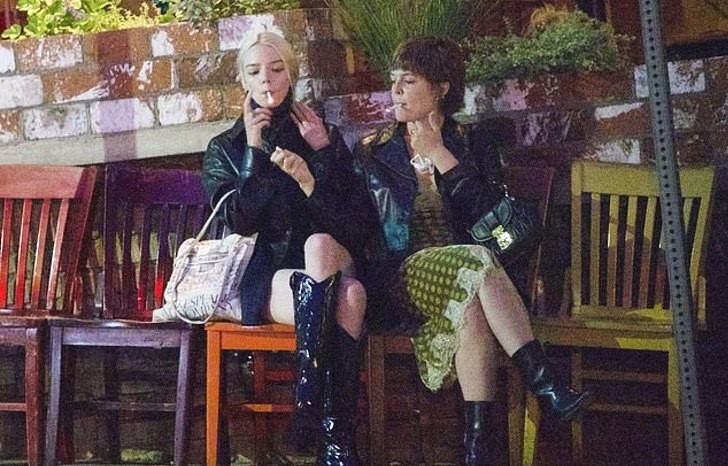 Anya Taylor Joy fue captada fumando y los fans la critican 