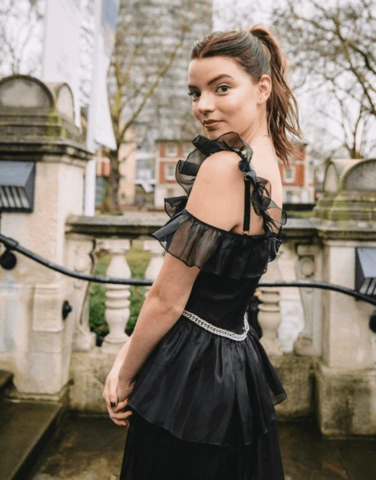 Anya Taylor-Joy con un vestido negro y el cabello recogido