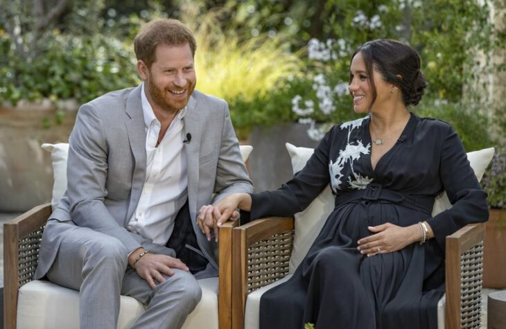 Meghan Markle y Harry sonriendo al final de la entrevista con Oprah