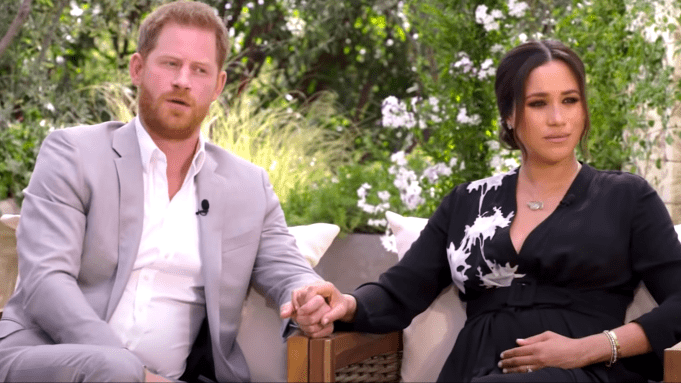 Harry y Meghan durante la entrevista con Oprah tomados de la mano