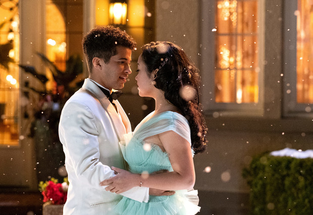 Escena de la secuela A todos los chicos de los que me enamoré. Lara Jean junto a John Ambrose bailando