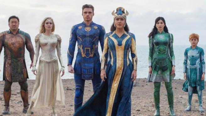 Personajes de la serie Eternals posando para una fotografía