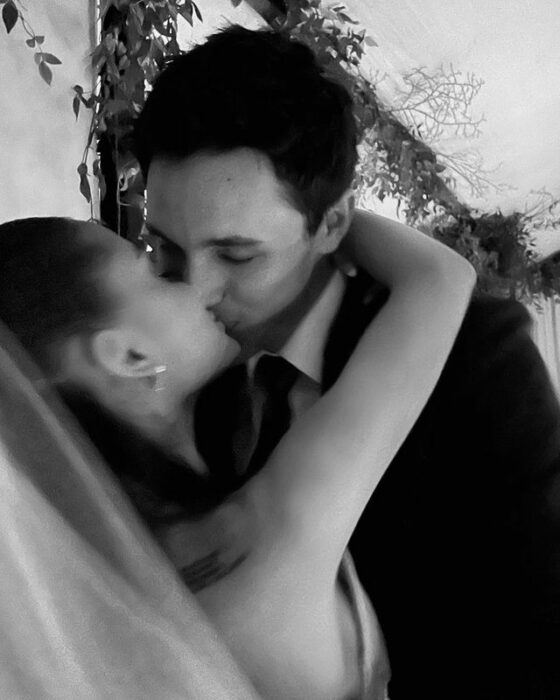 Ariana Grande y Dalton Gomez besándose; Ariana Grande revela las primeras fotos de su boda secreta con Dalton Gomez