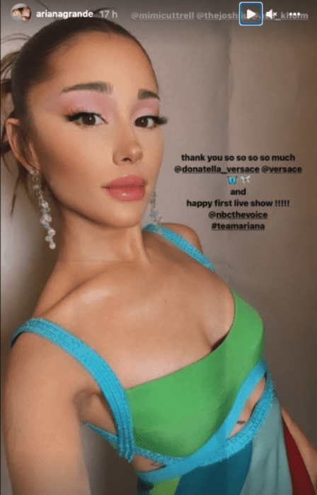 Ariana Grande recreando el icónico look de Jennifer Garner en 'Si tuviera 30'
