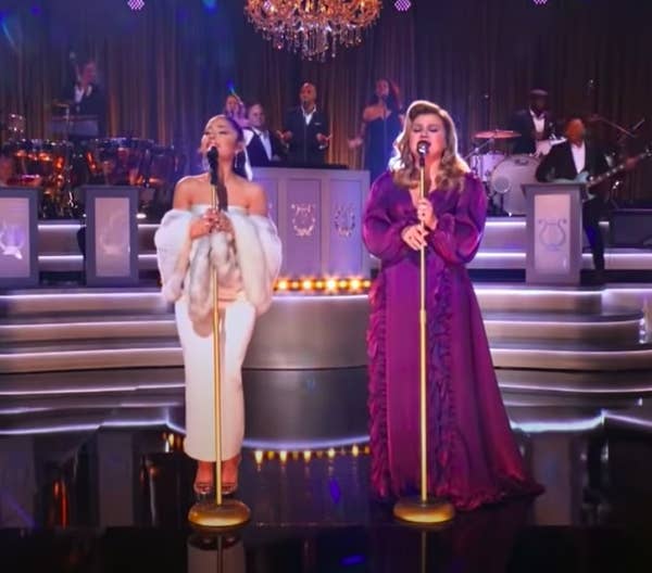 Ariana y Kelly sorprenden con su canción de Navidad