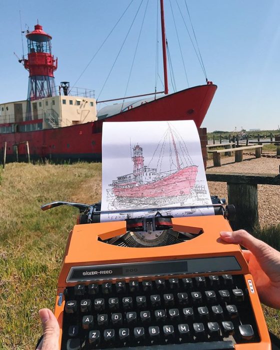Dibujo de James Cook hecho en una máquina de escribir de un bote aparcado