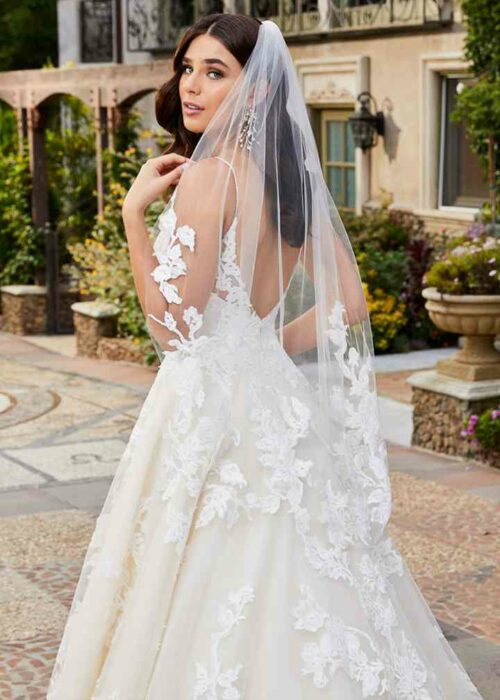 Novia usando un vestido blanco con un velo de encaje