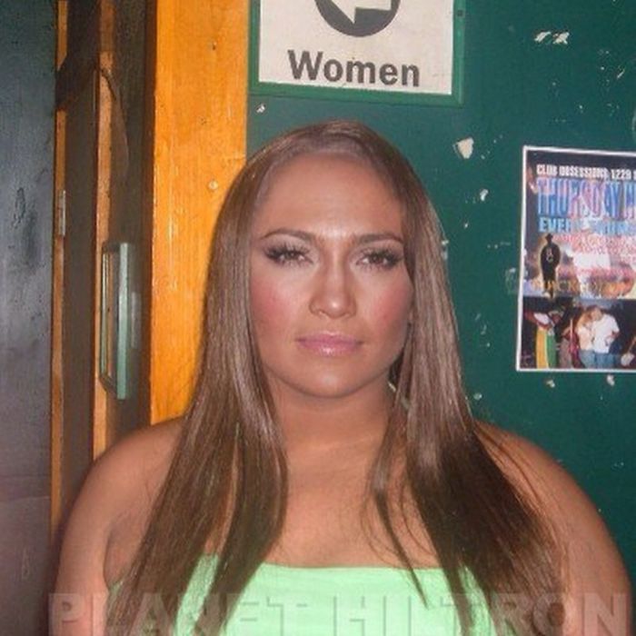Jennifer Lopez caracterizada como una chica curvy de cabello largo de color cobrizo