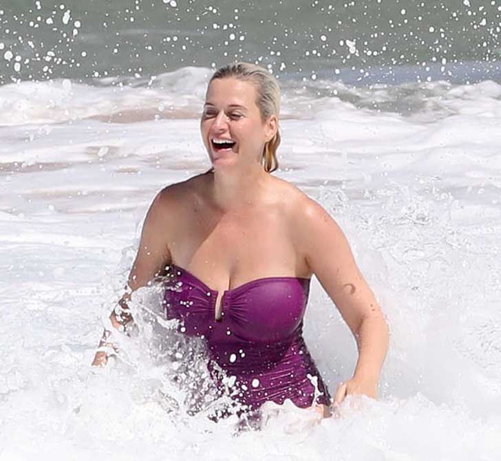 Katy Perry disfrutando de un día en una de las playas de Hawái