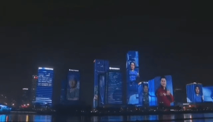 Fotos de doctores y enfermeras colocadas en los edificios de china