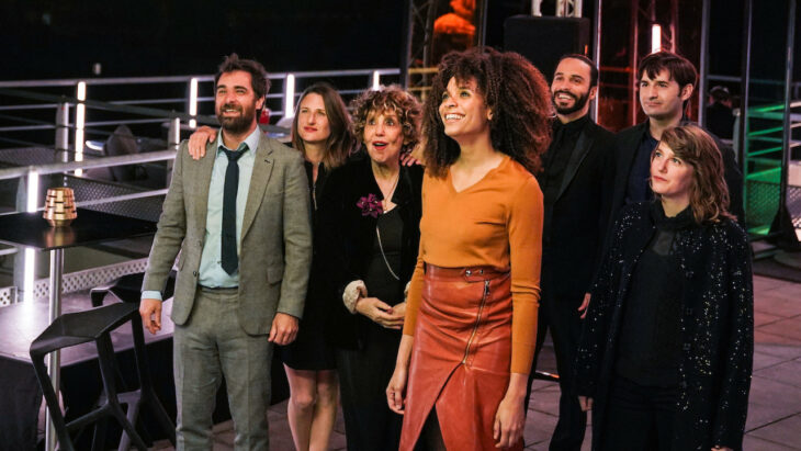 Escena de la serie Call my agent en la que aparecen los diferentes actores de la serie