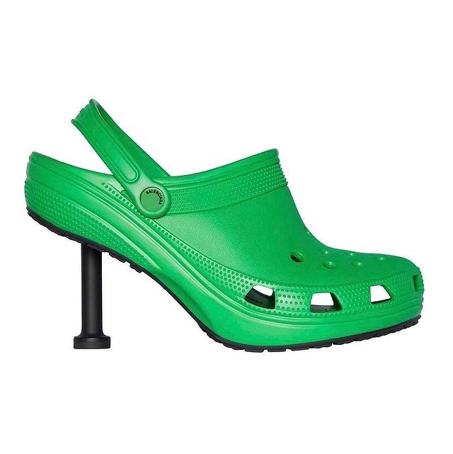 Comentarios en twitter sobre los crocs de balenciaga