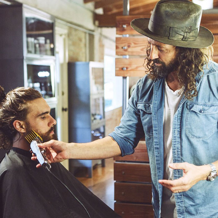 Barbero Jason haciendo un cambio de look a una persona indigente