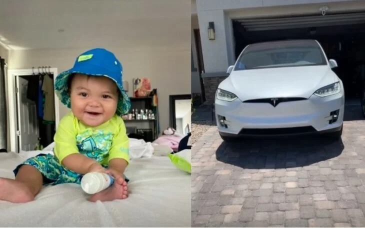 Bebé sentado en un sofá; Bebé usa el celular de su mamá y gasta 10 mil dólares en actualizaciones para un Tesla