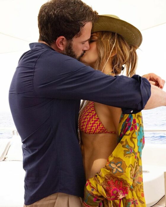 Jennifer Lopez y Ben Affleck besándose mientras están de vacaciones 