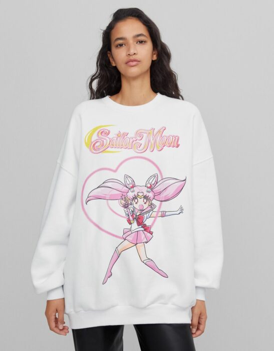 Chica usando sudadera blanca con estampado de Chibi Moon; Colección de Bershka inspirada en Sailor Moon