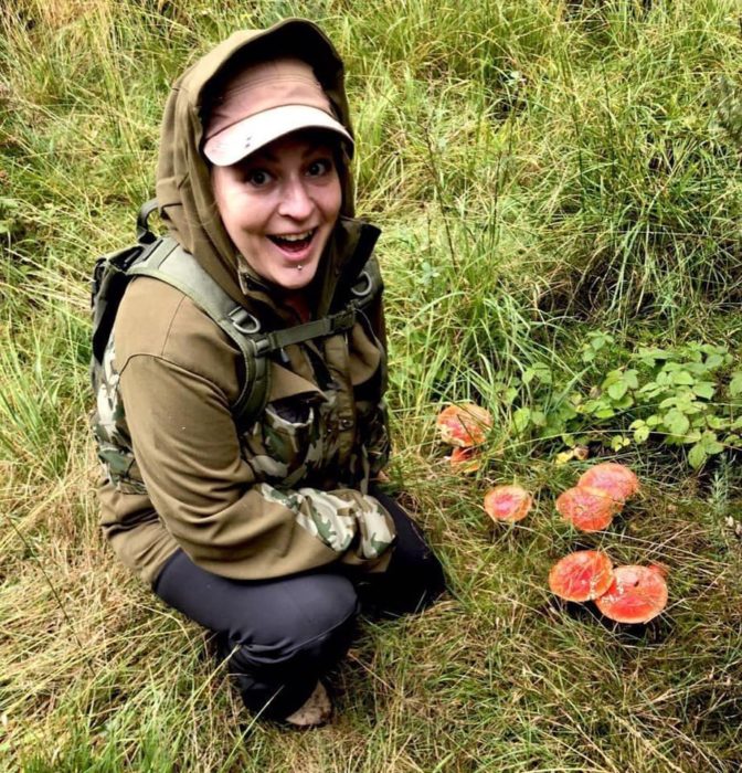 Jo Brown ilustradora admirando setas rojas en el campo