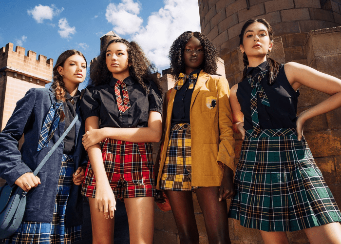 modelos usando colección de harry potter creada por blackmilk faldas de colegiala, blazers y corbatas de moño