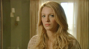Blake Lively bailando y sonriendo