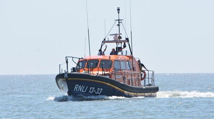Bote en el mar; Bote salvavidas salva a perro de morir en el mar
