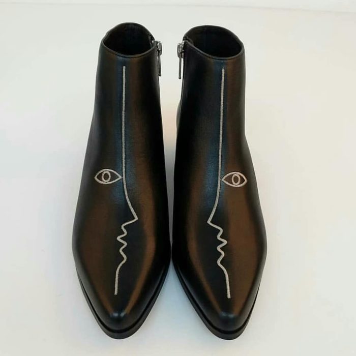 Botines negros con detalles bordados en la parte delantera