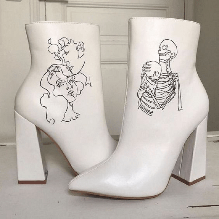 Botines blancos con bordados en los laterales