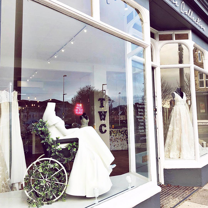 Maniquí de una tienda de novias en silla de ruedas