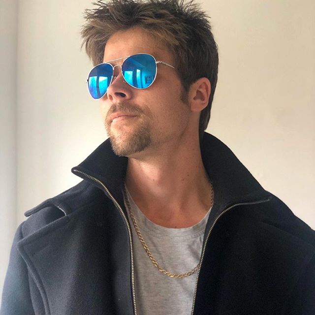Nathan Meads, el doppelgänger de Brad Pitt, tomando una selfie
