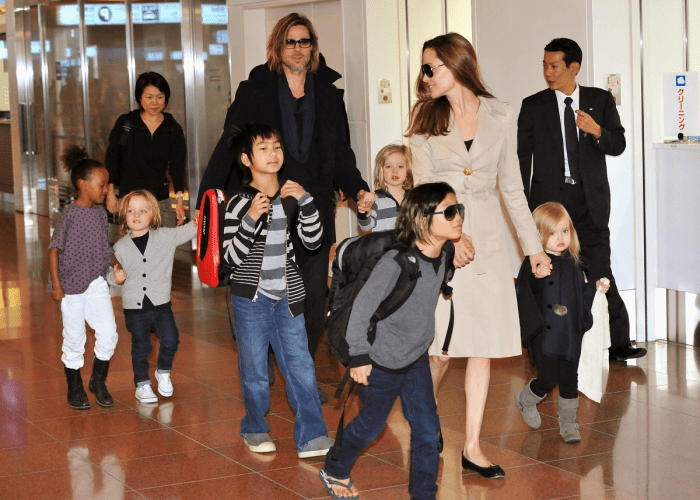 angelina jolie, brad pitt y sus hijos Shiloh, Knox, Vivienne, Maddox, Zahara, Pax