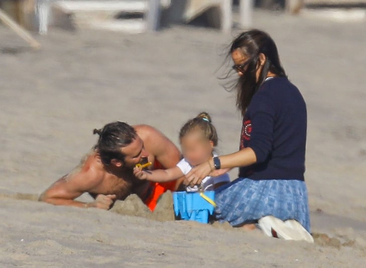 Bradley Cooper y Jennifer Garner en la playa