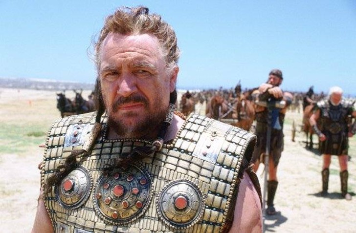 Brian Cox interpretando el papel de Agamenón en Troya