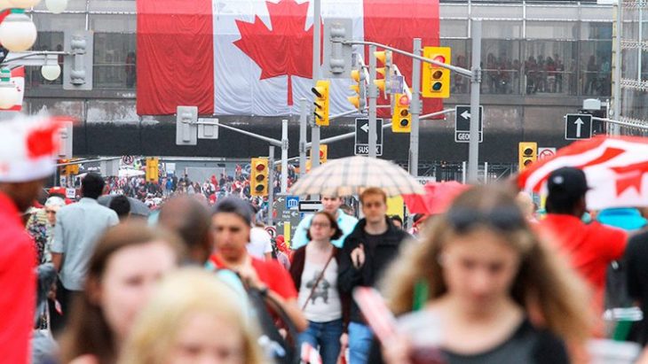 Personas caminando por las calles de Canadá