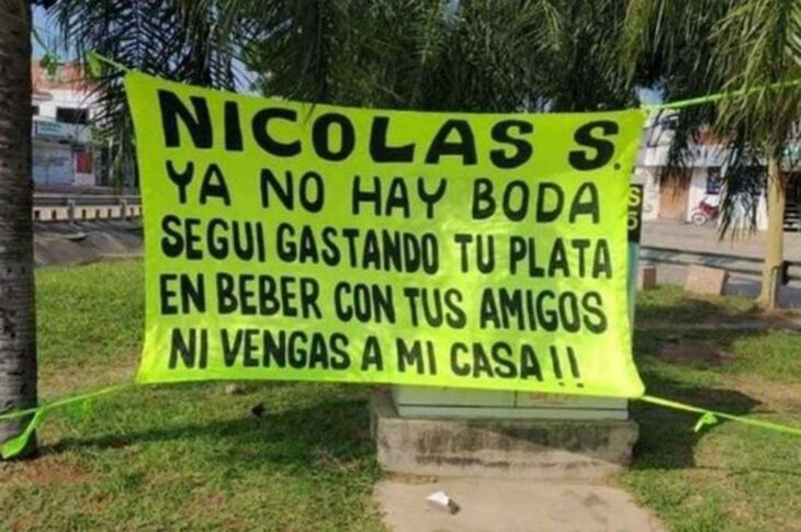 foto de una lona en la que una mujer cancela su boda