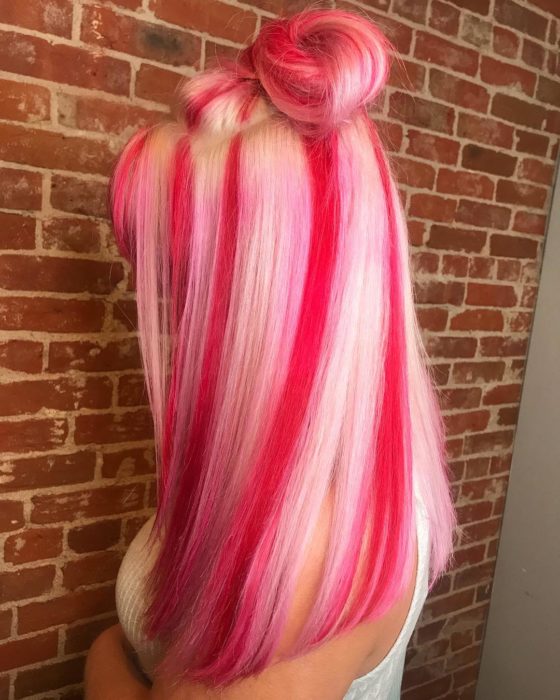 Chica con el cabello teñido de color platinado y rojo