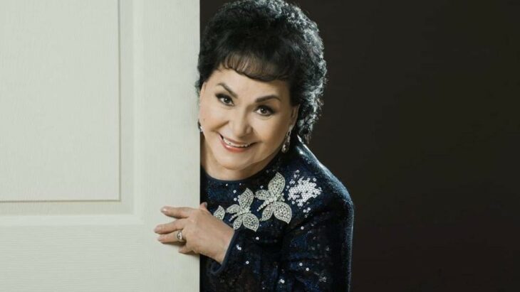 Carmen Salinas posando para una fotografía