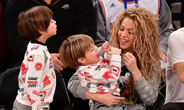 Shakira jugando con sus hijos durante un partido de basquetbol