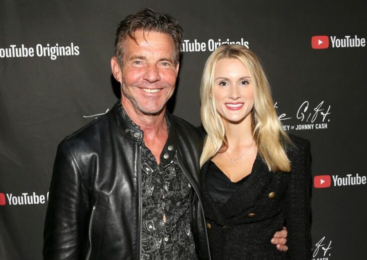 Dennis Quaid y Laura Savoie abrazados posando para una foto en una alfombra roja
