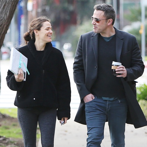Ben Affleck y Jennifer Garner caminando juntos mientras toman un café