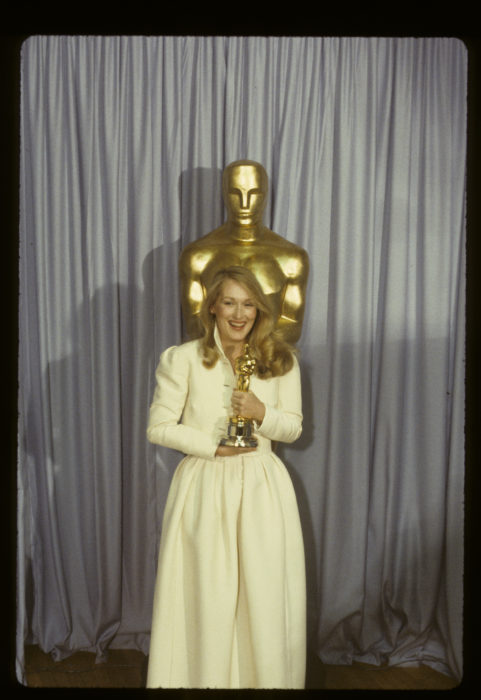 Meryl Streep sosteniendo su estatuilla óscar en 1980